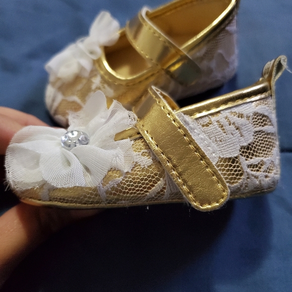 Cute Gold shoes - Picture 2 of 3